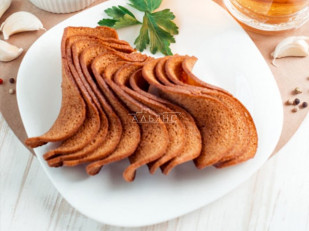 Ресторанные гренки с холодцом и хреном: Ресторанные гренки с сметаной и зеленью